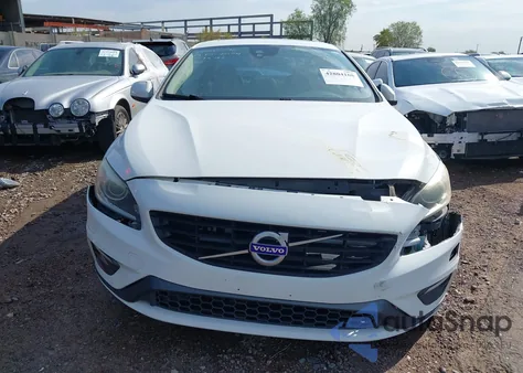 2017 Volvo S60 T5 Dynamic z USA, uszkodzony, nr VIN YV126MFL6H2423997